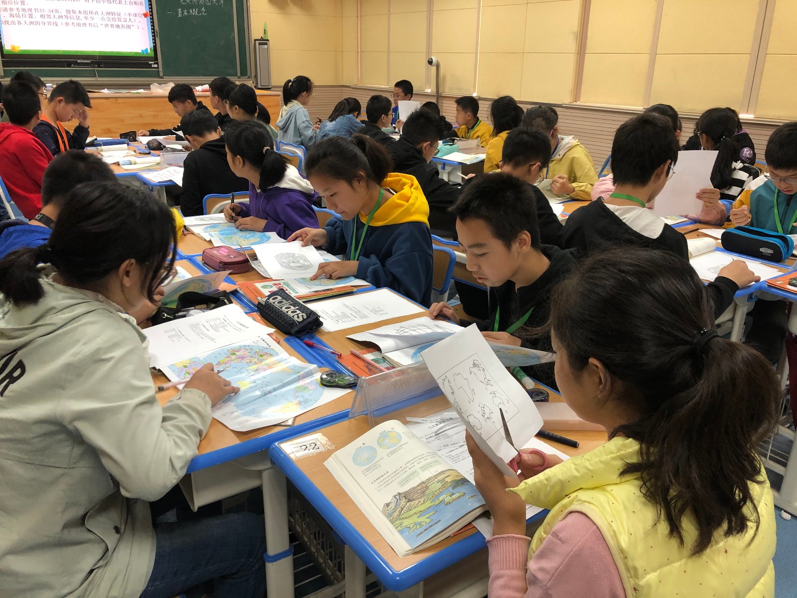 图二：学生剪贴七大洲，熟悉七大洲轮廓.JPG