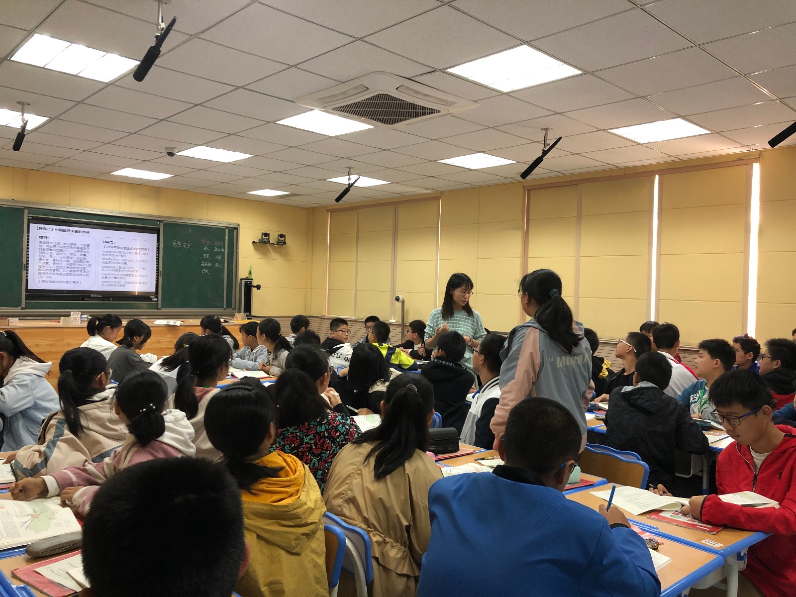 图四：走进学生，参与到学生活动中.JPG