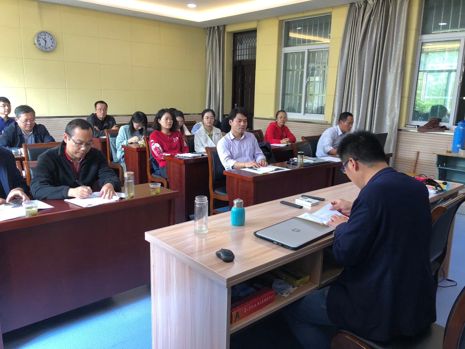 图六：全区地理教师积极参与评课.JPG