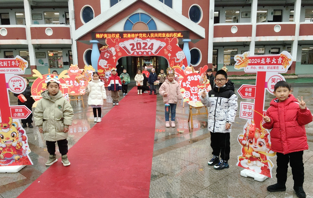 4校门学子_副本.png